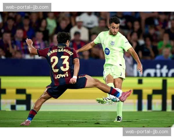 官方：莱万特与功勋队长莫拉莱斯续约一年