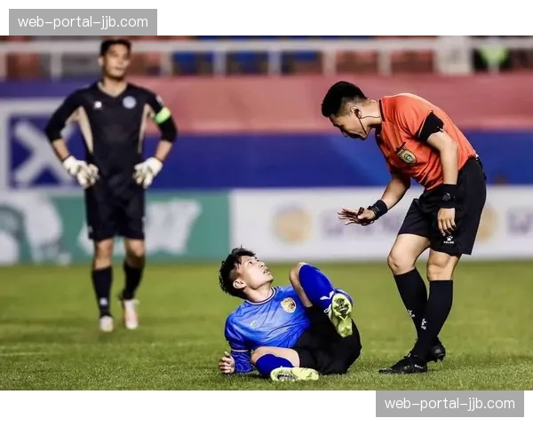 带伤打满全场，加的斯门将赛后需要队友搀扶离场