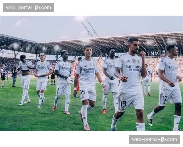 终场哨响，凯恩与姆巴佩拥抱致意，两大射手惺惺相惜